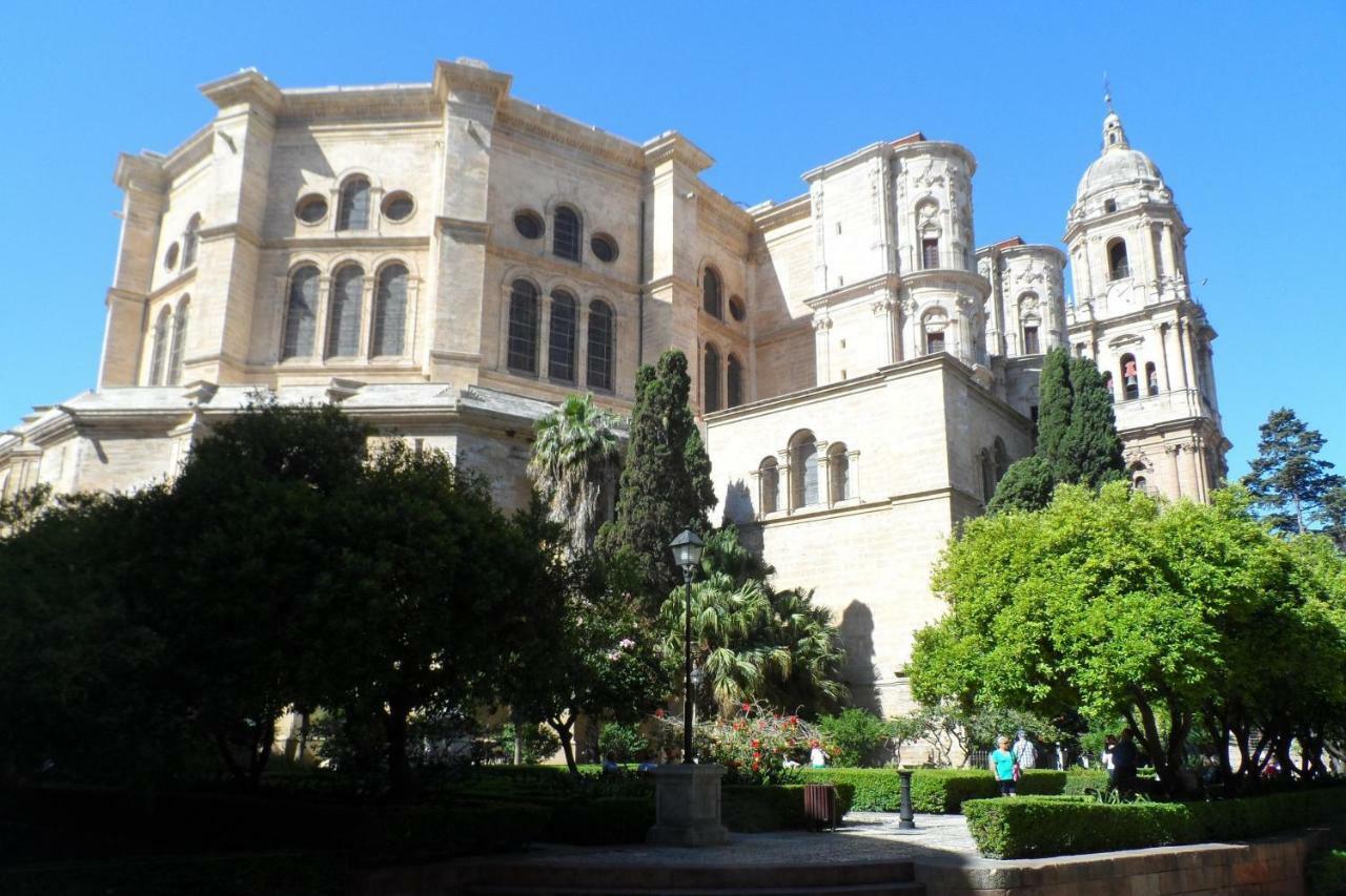 Shiny Lud Family Apartment Malaga Exterior photo