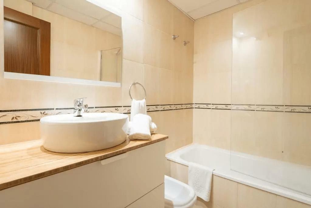 Shiny Lud Family Apartment Malaga Exterior photo